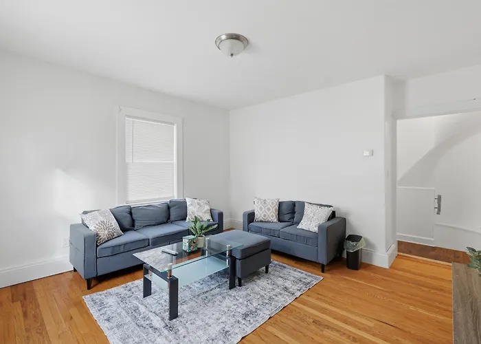 Newton Newly Renovated 3Br Apt