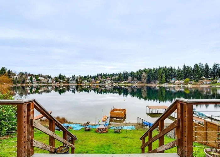 3 Mi To Puget Sound: Lakefront Gem W/ Patio!