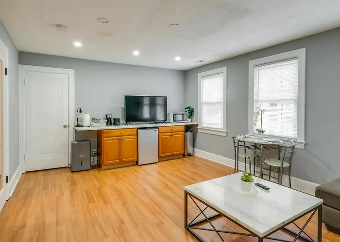 Easy Metro Access: Wfh-Friendly Apt 7 Mi To Dc!