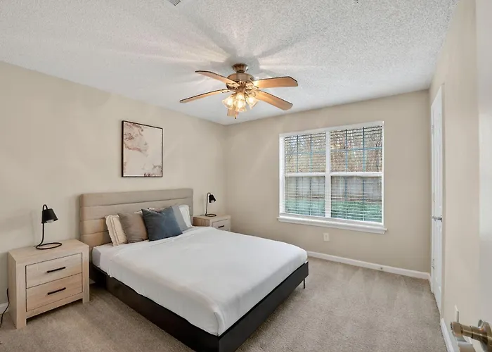 Stylish 2Br2Ba With Room To Unwind