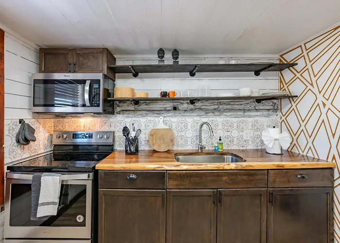 Modern Studio • Balcony • Pet Friendly