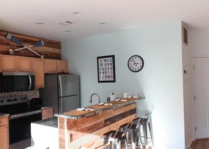 The Jr. Suite At 205 Royal Poste Rd.