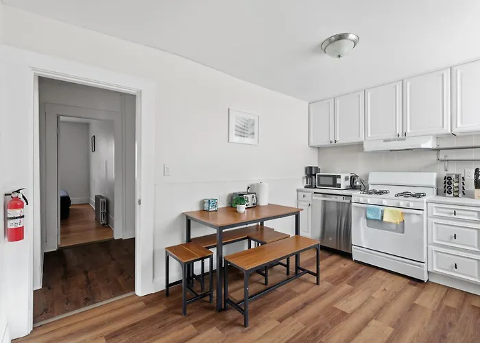 Cozy&Spacious 6Br Home In Newton
