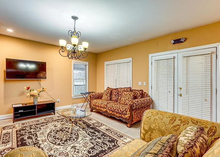 Tasteful Unit W/ Pool Table: 7 Mi To Lake Altoona!