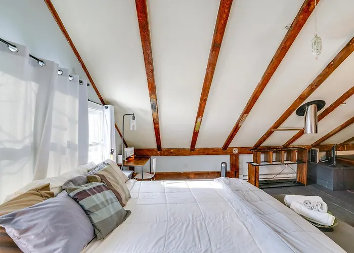 Hike, Fish & Ski: Riverside Barn Loft In Lee