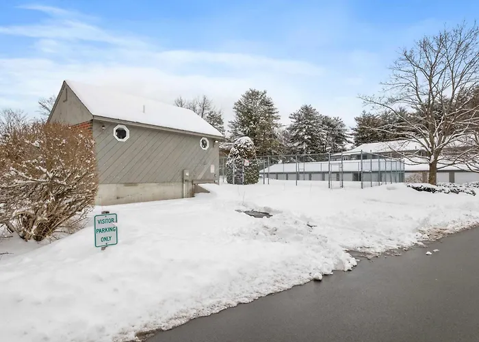 Fully Furnished 1St Floor 1 Bed 1 Bath Condo - Close To Shopping & Hwys North&South