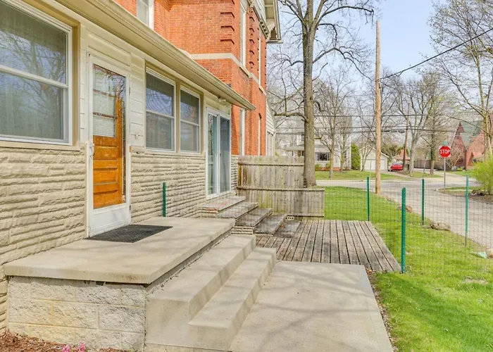 Walk To Medina Square, Historic 1880 Home
