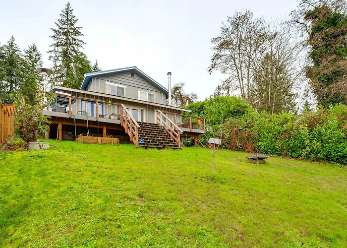 3 Mi To Puget Sound: Lakefront Gem W/ Patio!