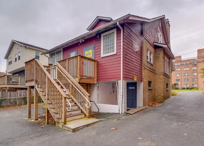 Easy Metro Access: Wfh-Friendly Apt 7 Mi To Dc!