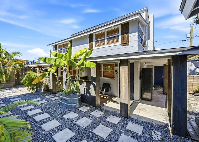 Cozy 1Br • Courtyard + Shared Deck