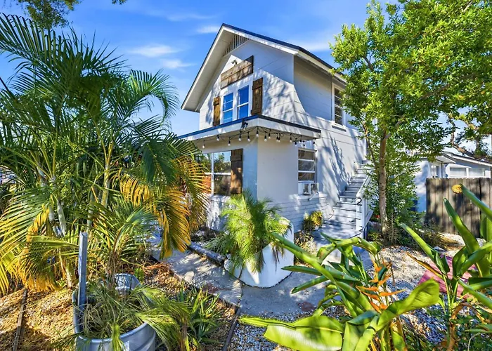 Modern Studio • Balcony • Pet Friendly