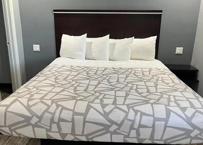 Laguna Inn And Suites