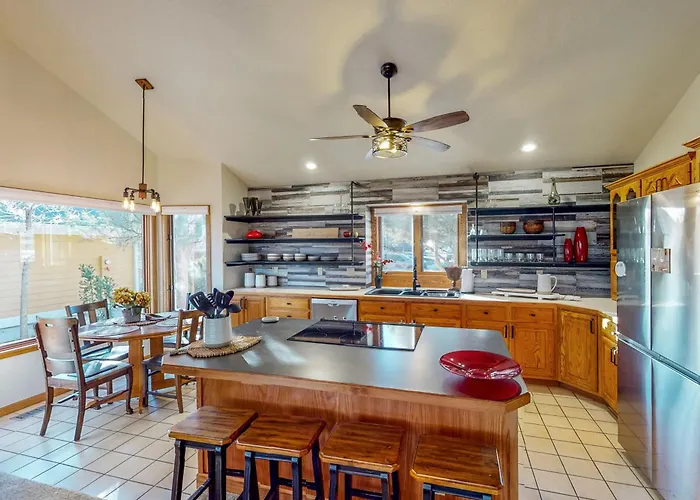 Work & Play! Spacious Lake-View Home In Greeley