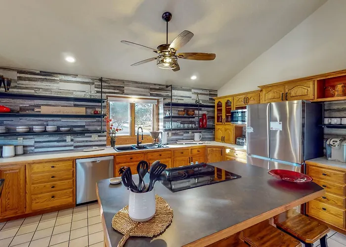 Work & Play! Spacious Lake-View Home In Greeley