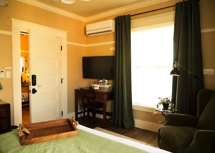 Redtail Inn - 3 Suites Sleeps Up To 12