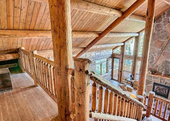 Hot Tub & Mtn Views: Woodsy Cabin In Greer