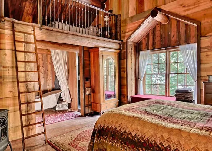 Hot Tub & Mtn Views: Woodsy Cabin In Greer