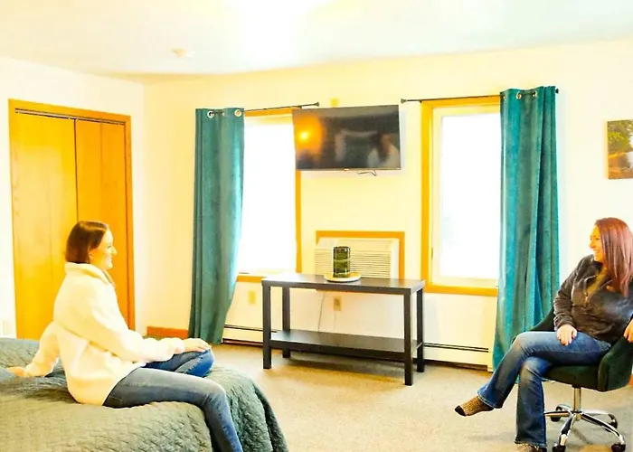 Downtown Green Room At Villages On Aurora
