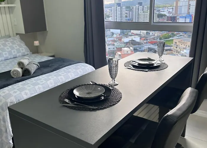 Studio novo bem equipado com ar condicionado e cozinha completa - Centro