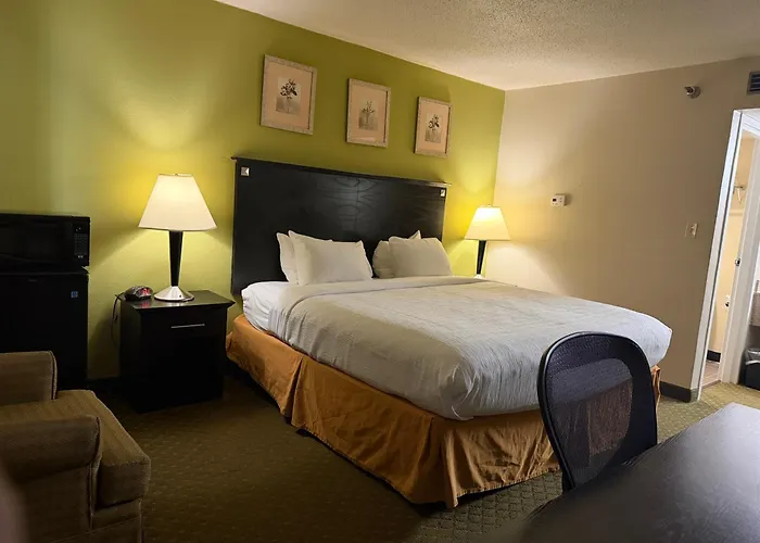 Quality Inn & Suites Moline Airport