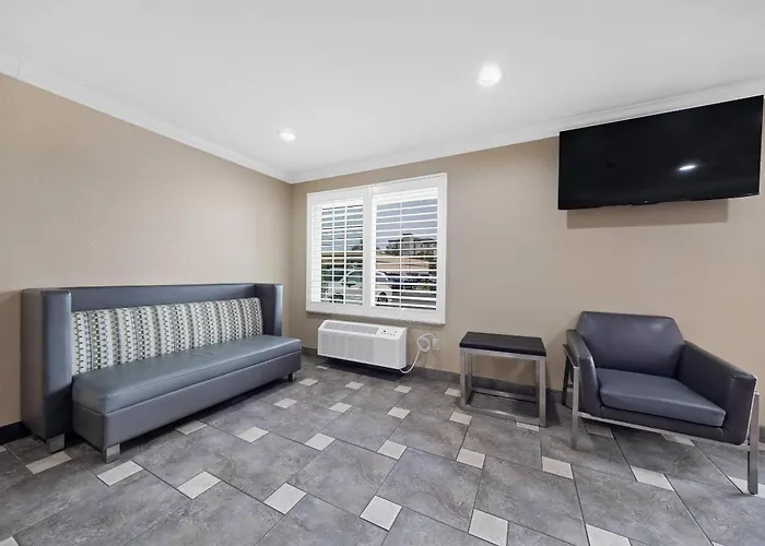 Econo Lodge Inn & Suites Escondido Downtown