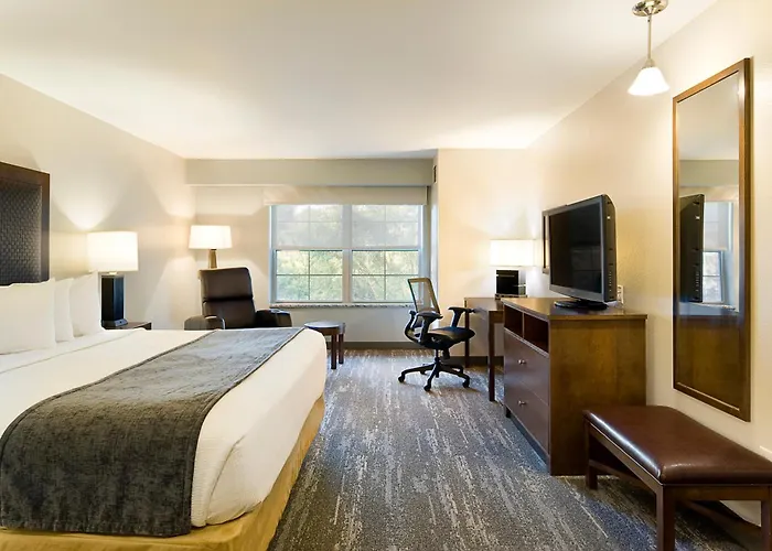 Clubhouse Hotel And Suites