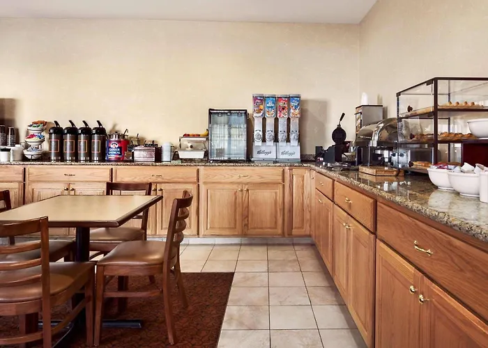Country Inn & Suites By Radisson, Clinton, Ia