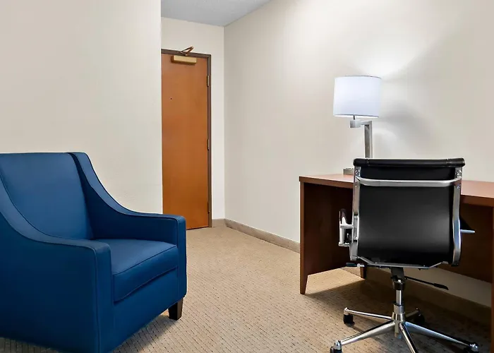 Comfort Inn & Suites Taylor - Detroit