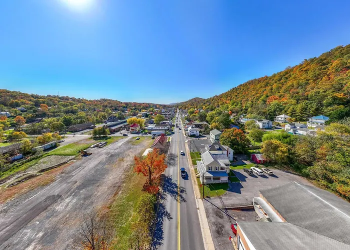 Serendipity -- Hot Tub - Pet Friendly - Fire Pit - Grill - Porch - Deck - Wifi - Pool Access - Games
