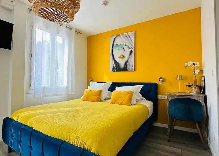 Hotel Eden Cassis - Centre-Ville- Piscine Chauffee, Jacuzzi Et Sauna - Parking Prive