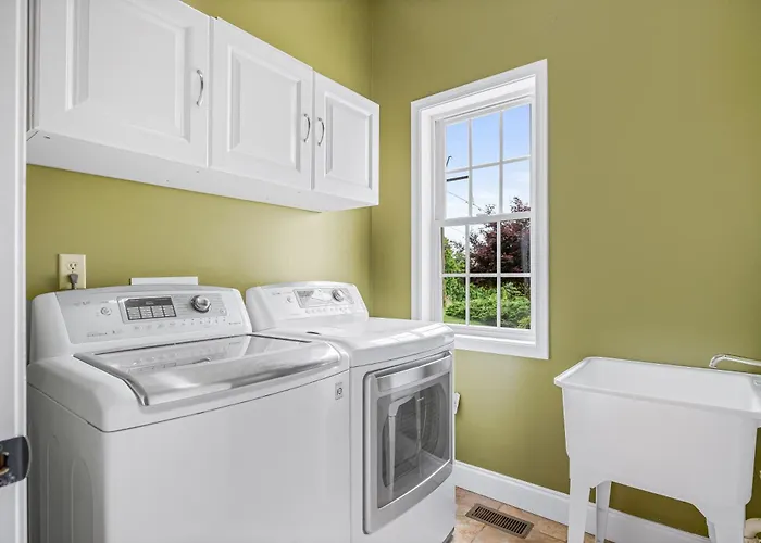 Spacious Luxury Home With Swim Spa, Hot Tub, Movie Room And Fire Pit