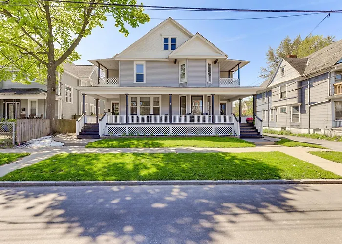 Walk To Niagara Falls! Family Home W/ Yard