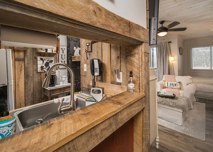 Beech Mountain Ski Studio - Fireplace - Fall & Ski Season
