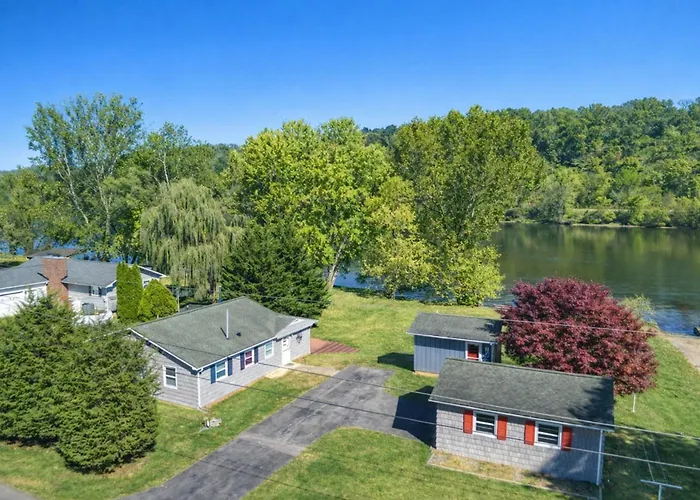 New River Riverfront , Hot Tub & Canoes, Trophy Muskie Fishing , Near Vt