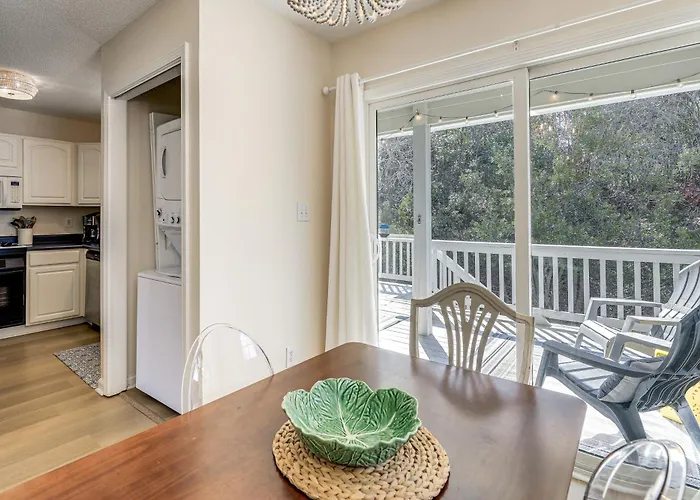 Well-Equipped Emerald Isle Townhome: Pets Welcome!