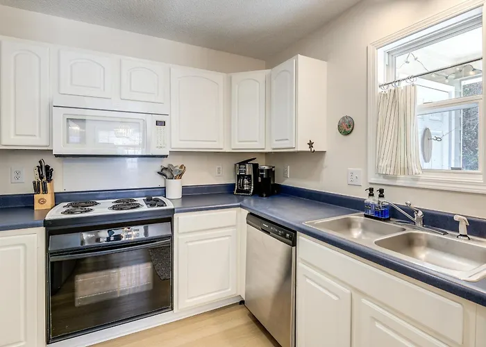 Well-Equipped Emerald Isle Townhome: Pets Welcome!