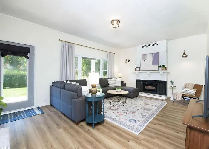 5 Bedroom Home Walking Distance To Beach