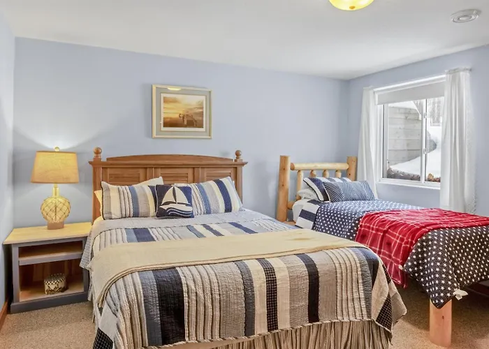 Sleepy Moose- Cozy Cabin In Sister Bay, Hot Tub, Fire Pit, Dogs!