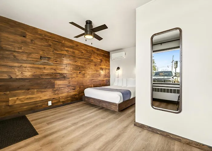 Aqua Aire Inn & Suites