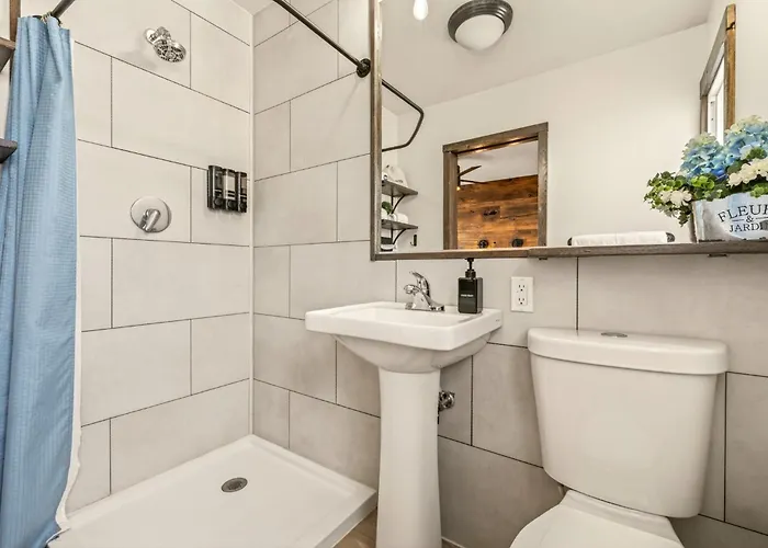Aqua Aire Inn & Suites