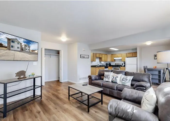 Great Two Bedroom Spot Near Airport