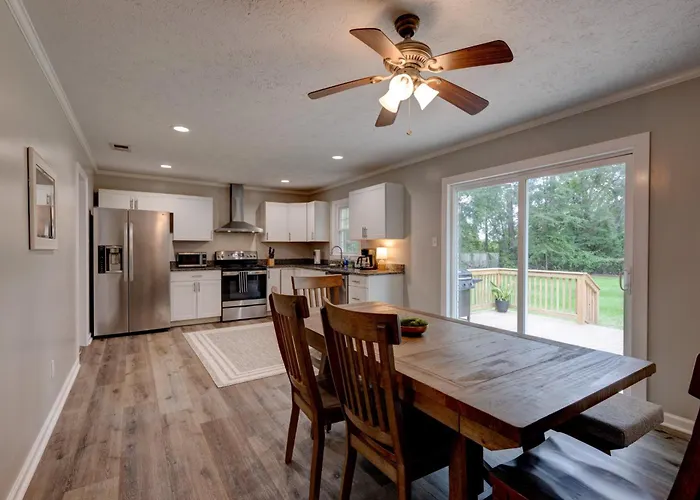 Spacious 4Br3Ba Home With Large Fenced Yard
