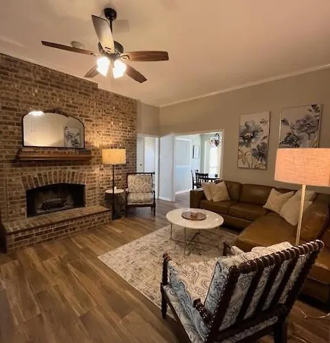 Perfect! Spacious 4-Bedroom Whole House Retreat