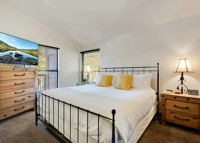 Serene Nordic-Inspired Lakeside Retreat With Panoramic Mountain Views Near Breckenridge, Dillon, Colorado