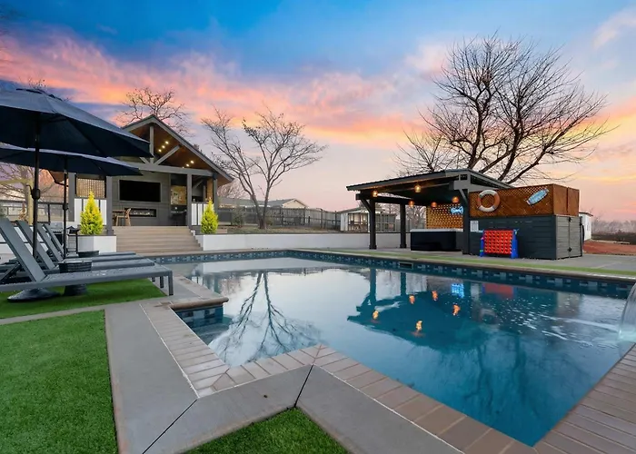 Sleeps 13 Saltwater Pool Fully Fenced In Yard