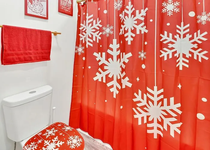Christmas Themed Getaway In Bristol Hot Tub