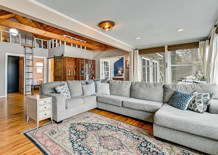Lakefront, Hot Tub, Theater Game W/ Private Dock