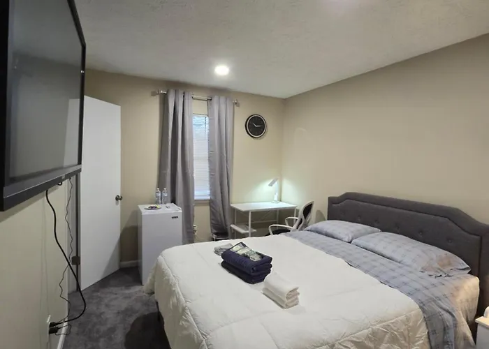 Private Queen Room With Smart Tv Guesthouse