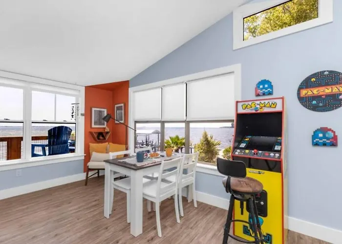 Sunset Stay-Waterfront-Arcade