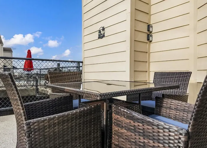 Elegant Lakefront Condo Showcasing Spectacular Views.